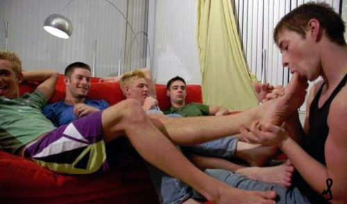 borntosuckdick:  Pathetic queer sucking Str8 Men feet while they relax and laugh at him. Perfect scene. 