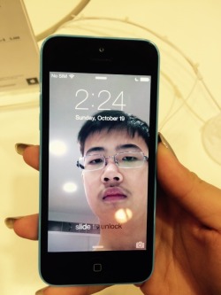 perks-of-being-chinese:  I saw this at the Apple Store and …..?