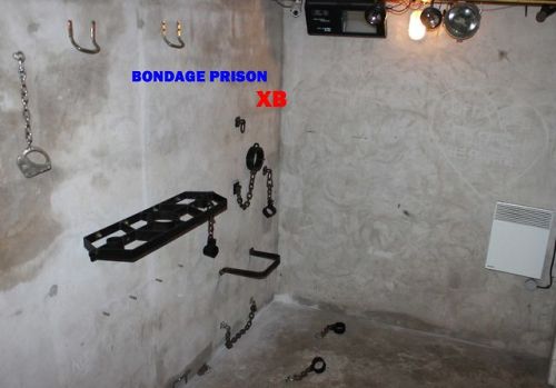 lycrunner: bondageprison:  My  Prison Playroom & Cell  WoooW! Wow supercool. Zoiets moeten we zo