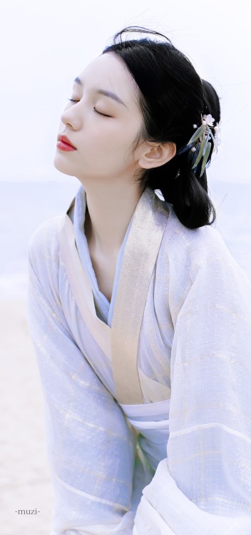 simply-zhouye:Gorgeous edits of Zhou Ye 周也 looking beautiful in her Hanfu ~ Happy Mid-Autumn Festiva