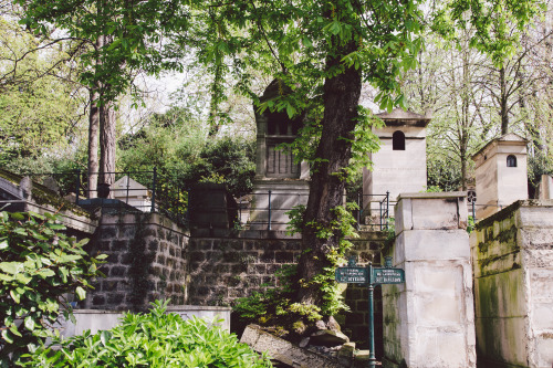 Le Cimetière du Père-Lachaise et le Cimetière de Montmartre.