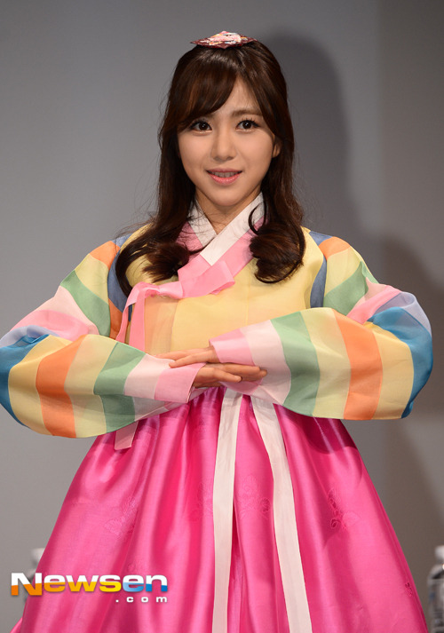 Mina (AOA) - Fansign Wearing Hanbok Pic