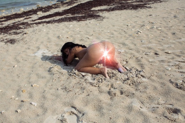 1996xmuhdie: Sua linda esposa adora se exibir na praia. Agora aguenta, maridão.