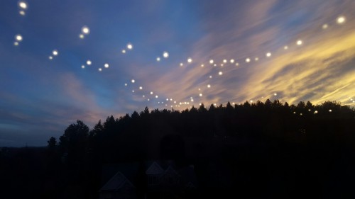 penizpizza:The lights in my room reflected from my window and looked amazing in the sky