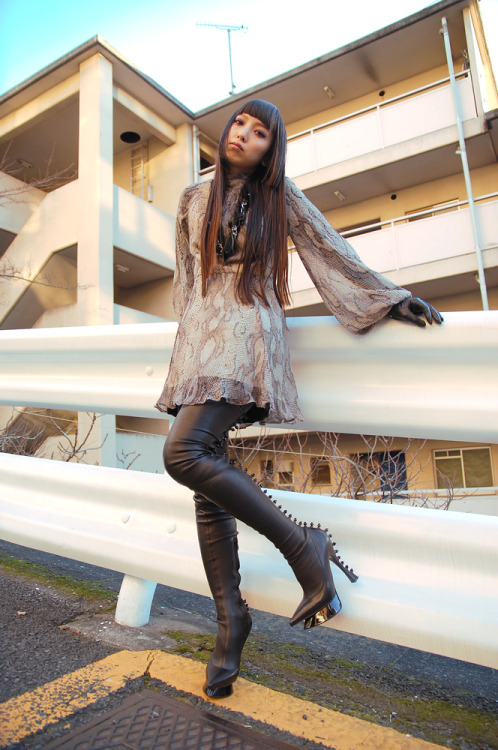 fashion-boots: &lsquo;Sister&rsquo; Yumi, streetstyle shot from Droptokyo aka dropsnapDress：