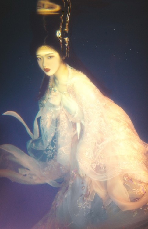 ziseviolet:『水魅』 “以情为食，以水为狱。”Ethereal underwater mermaid photoshoot by Chinese photographer 夏弃疾_. The