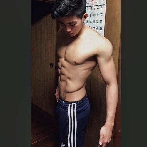 rebelziid:    Eye Candy’s Hot Muscles  [   Gorgeous eye candy shows off his hard muscles :p ] 😜😜😜
