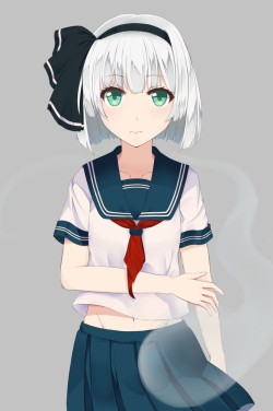 東方、魂魄妖夢、魂魄妖夢（幽霊）、aumcry、高解像度、おへそ、シャツ、リボン、スカート、ヘアバンド、ショートヘア、ミニスカート、ショートスリーブ、グレーバックグラウンド、一人、上腹部、人魂、別コス、女一人、学校制服、カメラ目線、緑目、シンプル背景、セーラー襟、赤面、銀髪
