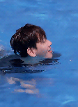 baekonbaek:  a swimming kyoong ‘ㅅ’  