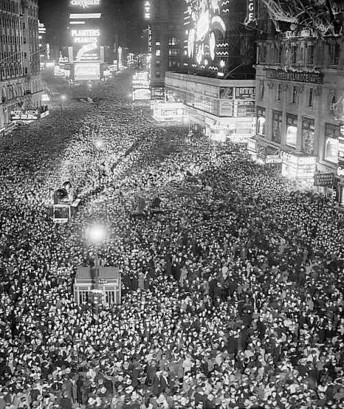 wehadfacesthen:  Times Square, New Year’s Eve, 1937
