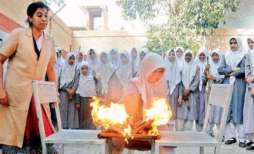 rosebleue:mvslim:These Indian Muslim schoolgirls, all aged between 10 and 16 years old, are performi