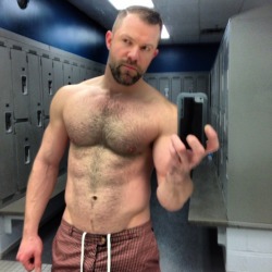 realmenstink:  HAIRY STUD AT THE GYM !!