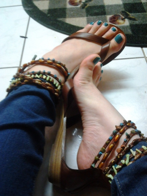http://feetandbigasses.tumblr.com/post/56828710733