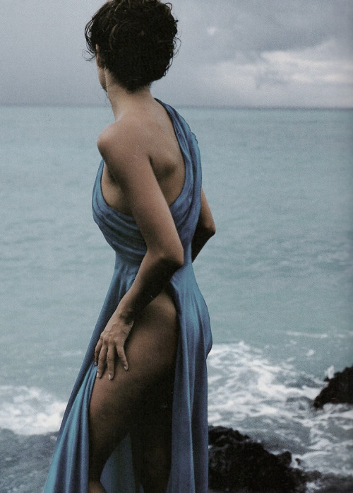 supermodelobsession:  Vogue Paris February 1992“La vague Turquoise”Model: Helena ChristensenPhotographer: Fabrizio Ferri 