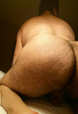 michaelsxxx:  I took pictures of my butt last night :3  Dayum, I would eat that!!