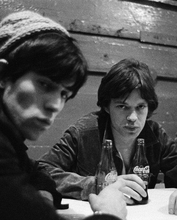 colecciones:Keith Richards and Mick Jagger sharing a coke, 1960s. Photo by Gered