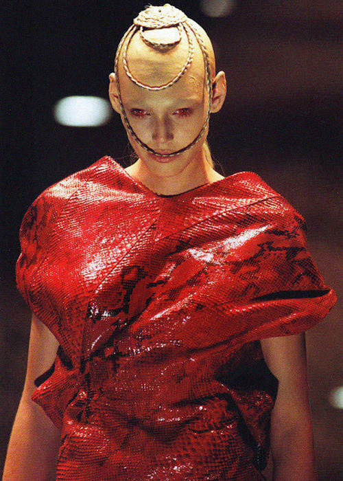 shoulderblades:  shirley mallmann at alexander mcqueen fall/winter 1998 ‘joan’