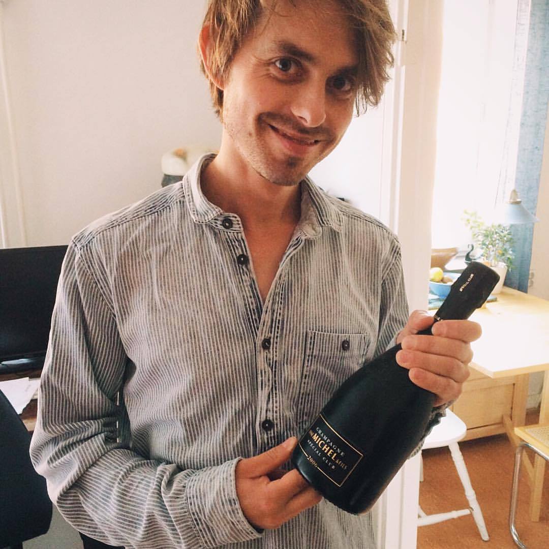 Och DÄR blev examensarbetet godkänt! Bättre start på helgen och semestern får man leta efter! Tack för allt stöd men framför allt tack till mig själv som aldrig gav upp! 🍾 (på/i Bastugatan 45)