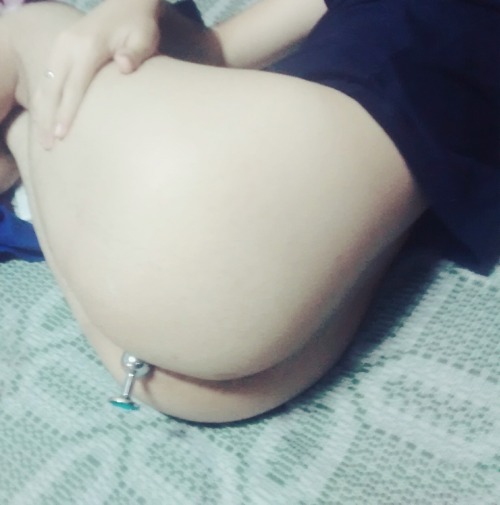 orgasmos-intensos:  Para todos safados que pedem mais fotos minhas, dessa vez tirei uma com meu novo plug, na entrada do meu cuzinho adorei ele, espero que gostem, rebloguem, quanto mais notas essa foto tiver mais eu tiro, boa tarde a todos Safados (a)