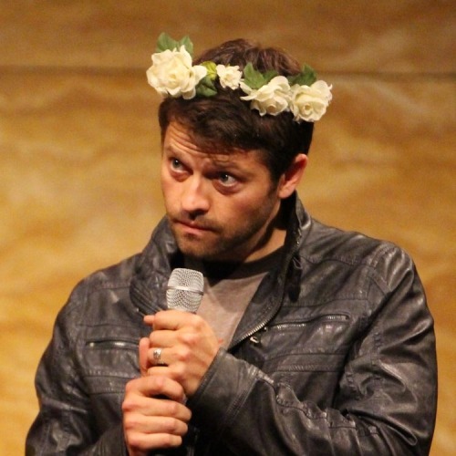 destielover: Crush on mans with flower crowns..