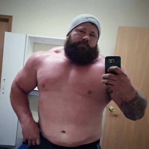 fiendish8:thick strongman/powerlifter dustin niles