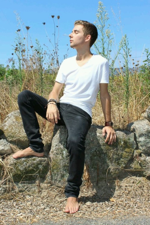 barefootladblog:Handsome looking young guy with delicious looking, lovely feet and toes :-)
