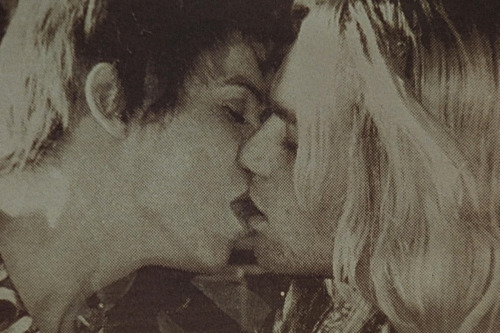 samtherapymusic:   Jonathan Rhys Meyers  &amp; Ewan McGregor share a kiss in Todd Haynes’ VELVET GOLDMINE (1998)