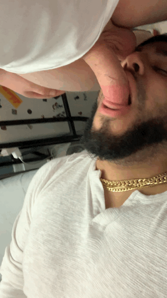 jiggledatbutt:  Who don’t like giving sloppy knobs in the morning ? 
