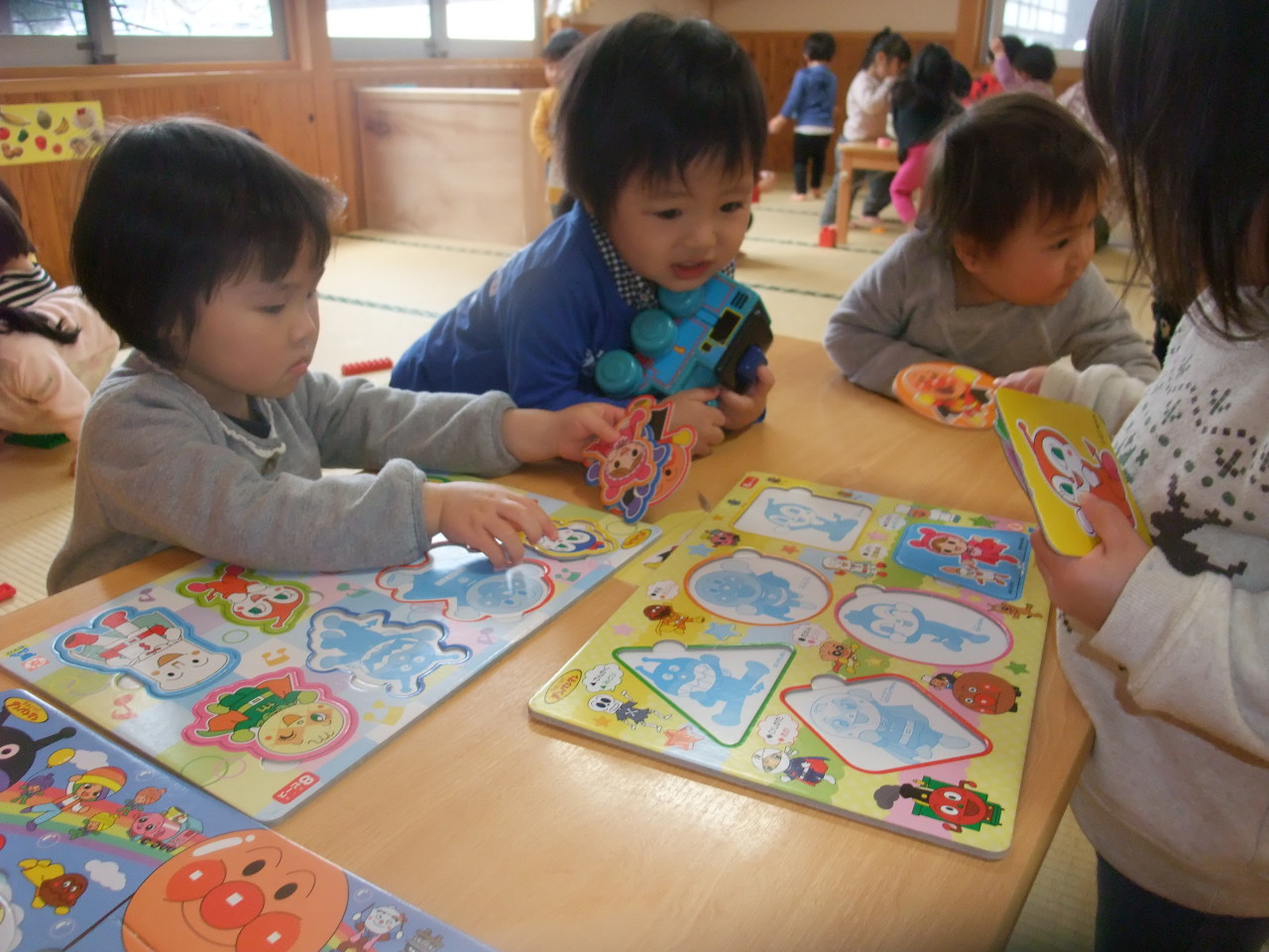 たかはたこども園 １歳児 室内遊びの様子です