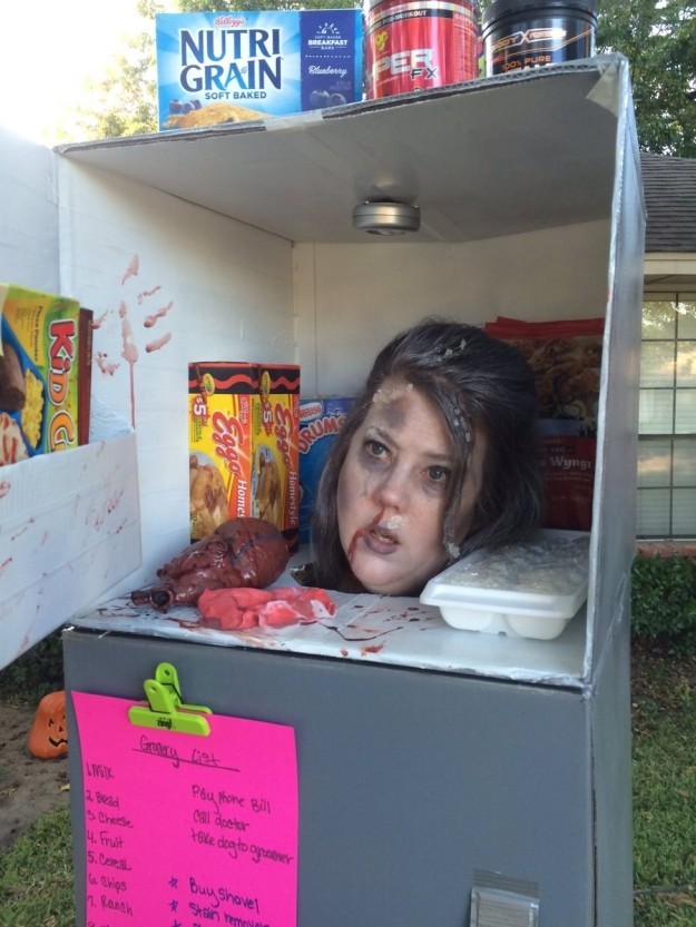 sixpenceeeblog:  Alicia Williams, a mom in Irving, Texas, dressed up as a head in