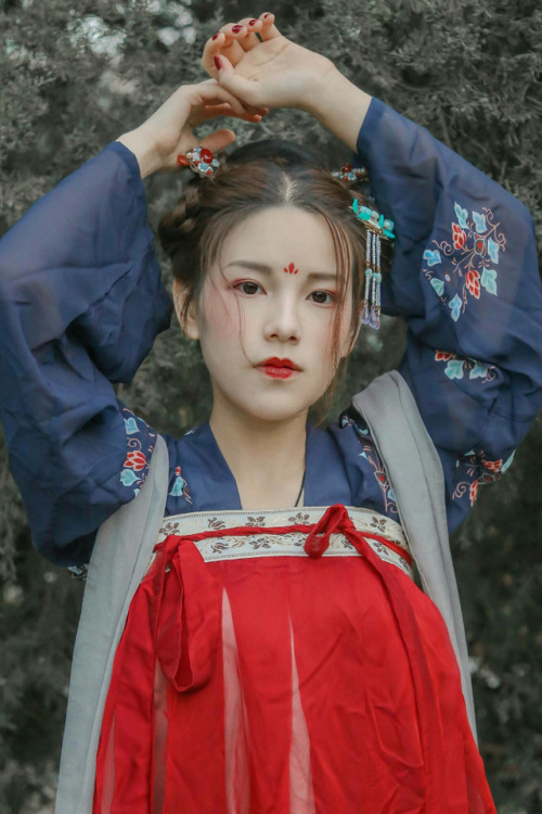 hanfugallery:Traditional Chinese hanfu by 天青与月光