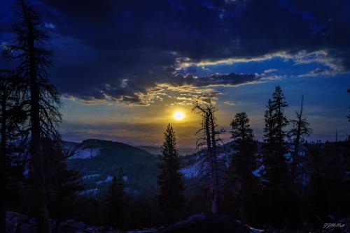 oneshotolive:  Bad Moon Rising at Walling Lake. Kaiser Ridge Wilderness, Sierra Nevada range, Fresno County, California. [OC] [7736x5160] 📷: OlafIowa 