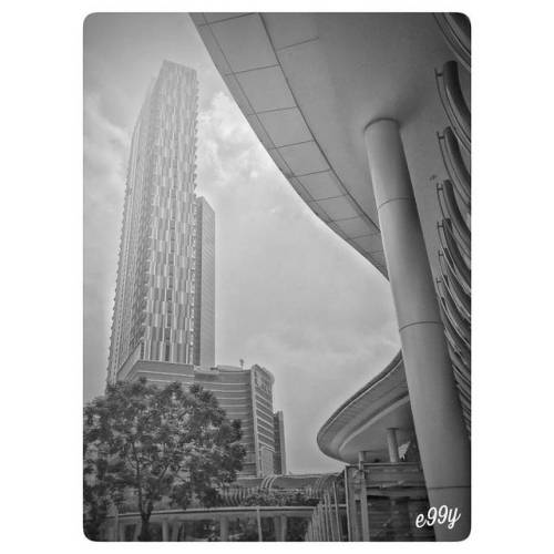 straight.and.curve #momentalist #architecture #skyscraper #igers #instago #jakarta