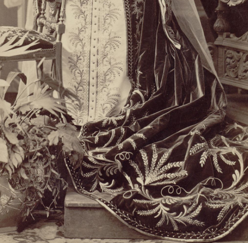 teatimeatwinterpalace:  Princess Zinaida Nikolaevna Yusupova in Russian Court dress. 