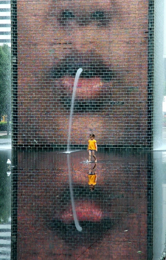 xauji:  jewist:  This is Crown Fountain in Millennium Park in Chicago. It is a 50-foot