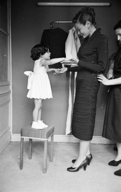 thegreatmcqueen: Gene Tierney with her daughter