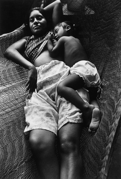 Women through the lens of Graciela Iturbide:Maternidad / Motherhood, Juchitán, México (1986).Juchite