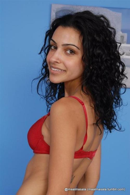 maalmasala:  Sexy Indian Shefali Posing, stripping and getting horny n exposing her pussy, ass, boobs n hot sexy curvy body - Maal Masala
