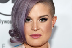 http://www.zimbio.com/Kelly+Osbourne/pictures/pro/2016?Page=4