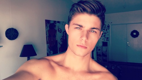 lostide: mattandjones: someone teach me how to selfie  Teach me like????