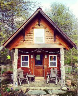 cabinporn:  Backyard cabin in Michigan, USA.