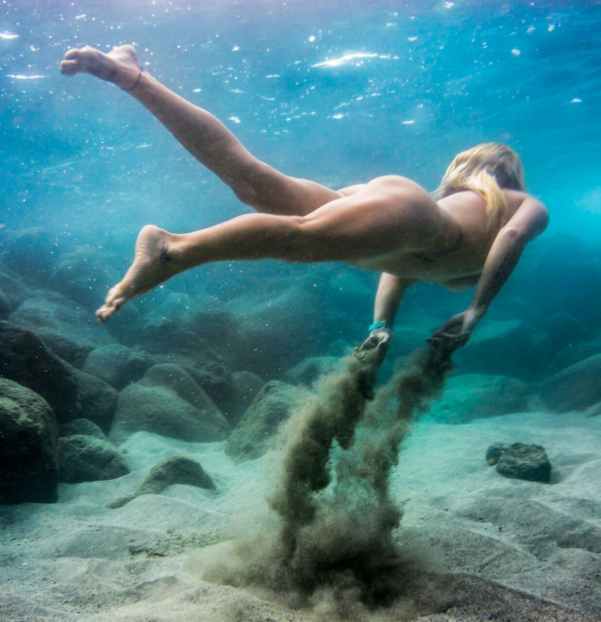 nakedologiest:  The ocean is calling 