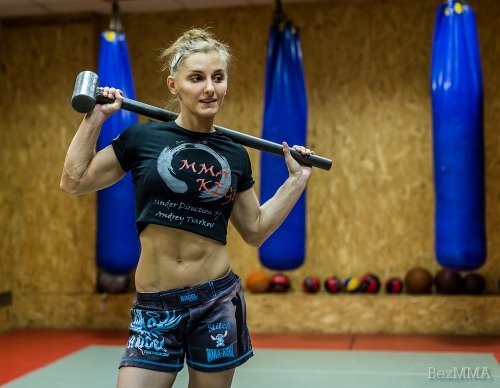 scitechfitness:  a12lmwbm:  Aleksandra Albu looking like she’s going to do some damage (and with a Bane mask to boot)  Train hard.