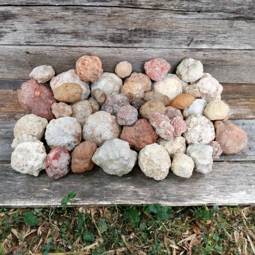 A nice pile of #colorful #geodes we picked up here in #centralkentucky over the past few days!  #geo