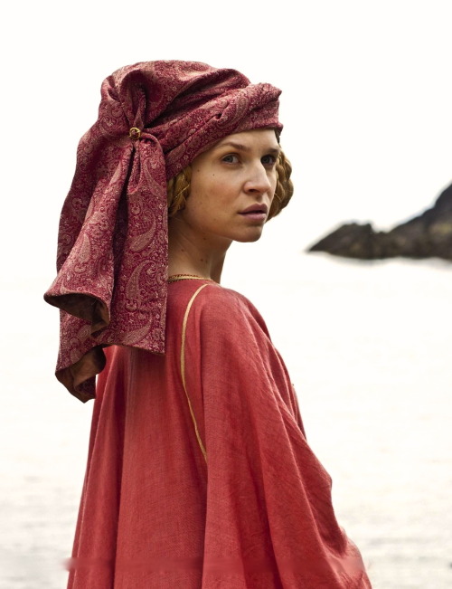 princess-of-france:the-garden-of-delights:Clémence Poésy as Queen Isabella in Richard II (2012).I ca
