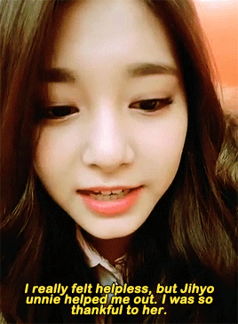tzuyuuwu: Tzuyu being thankful for Jihyo’s help 