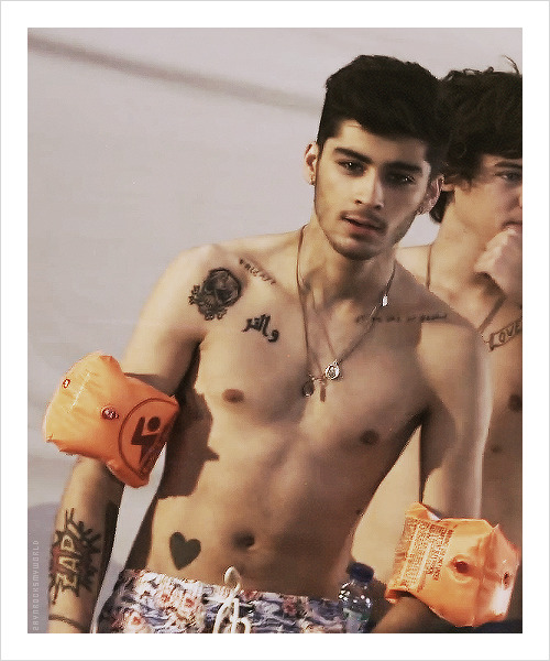 zaynrocksmyworld:   Zayn at the Kiss You - Video♥  