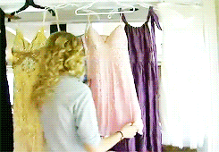 cherrylips-crystalskie-s:tyalorswift:Once Upon A Prom - Taylor & Abigail prepare for prom!This w
