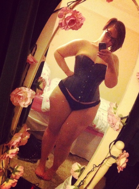 hipsthighsandblueeyes:  Thank you very much for my first ever corset from my wish