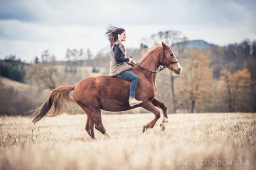 Julia Swietochowska is a Polish photographer who fell in love with horses. Her pictures take account